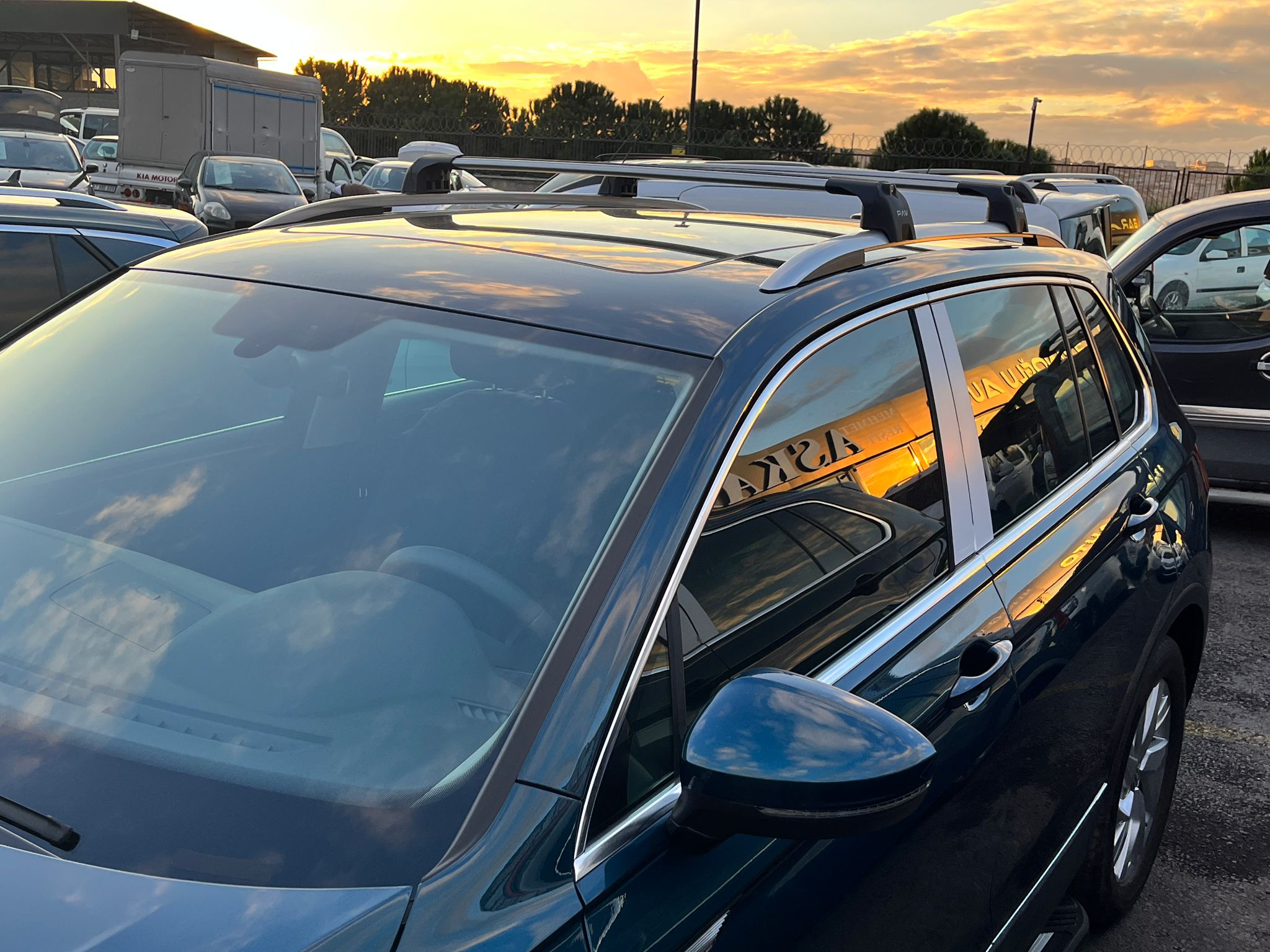 For Volkswagen Taos 2022-Up Roof Rack System Carrier Cross Bars Aluminum Lockable High Quality of Metal Bracket Silver For Volkswagen Taos 2022-Up Roof Rack System Carrier Cross Bars Aluminum Lockable High Quality of Metal Bracket Silver